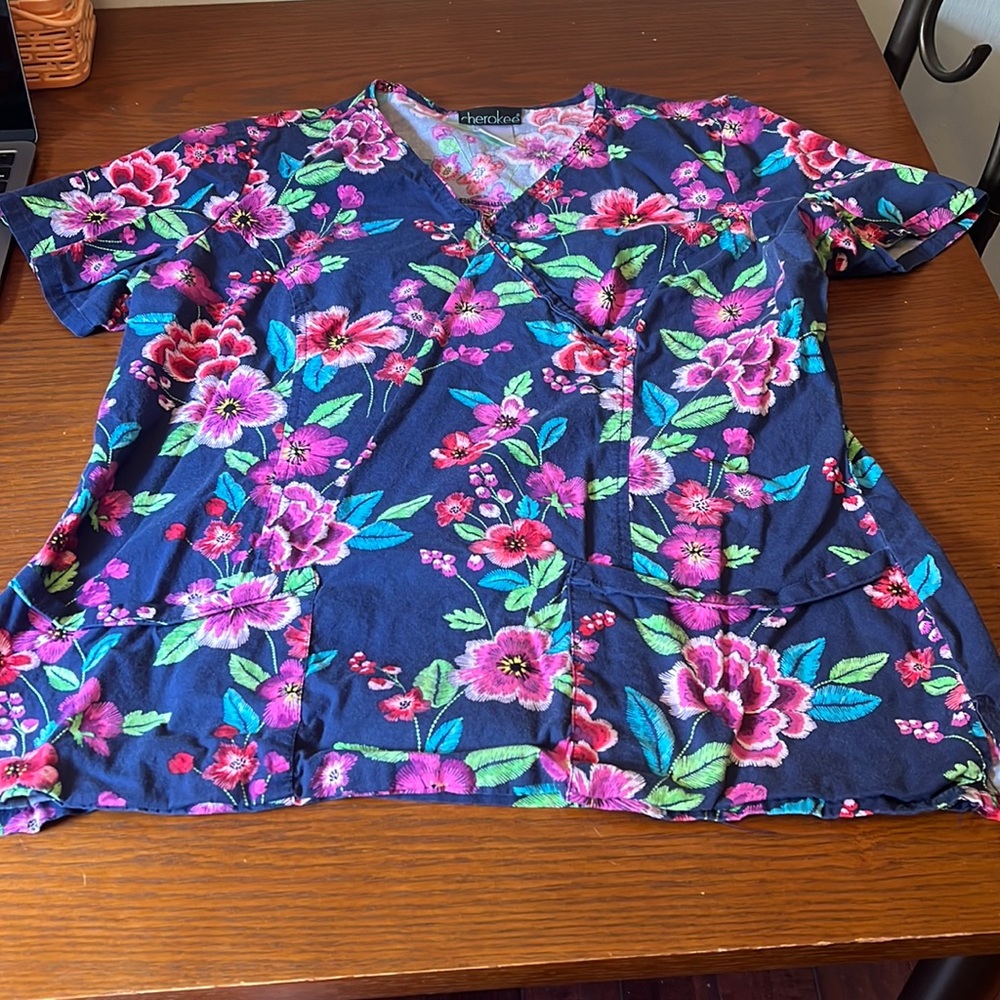 Cherokee scrub top